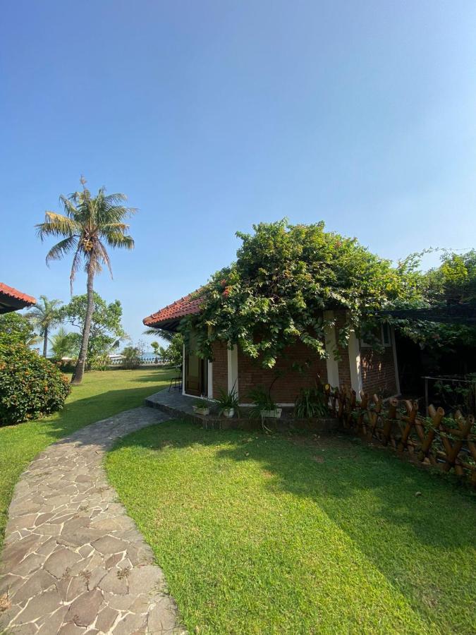 Jepara Marina Beach Bungalows Exterior photo